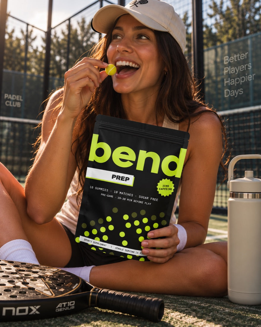 Игрок ест гамми PREP на падел-корте, пакет bend PREP в руках